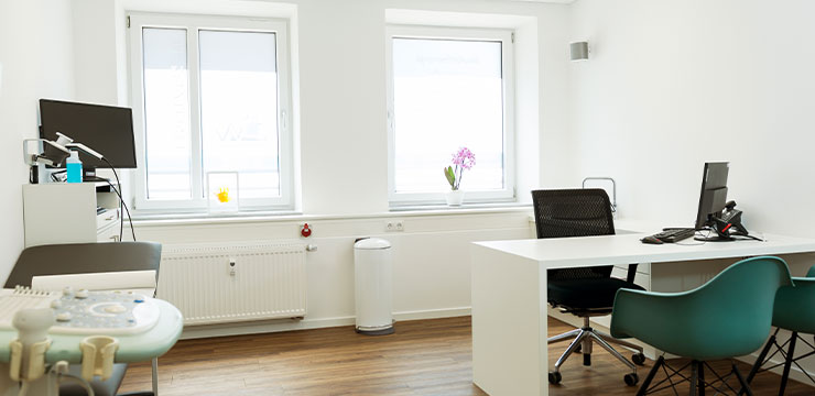 Behandlungszimmer · Praxissharing MVZ MADERMA GmbH Dr. Mader & Kollegen